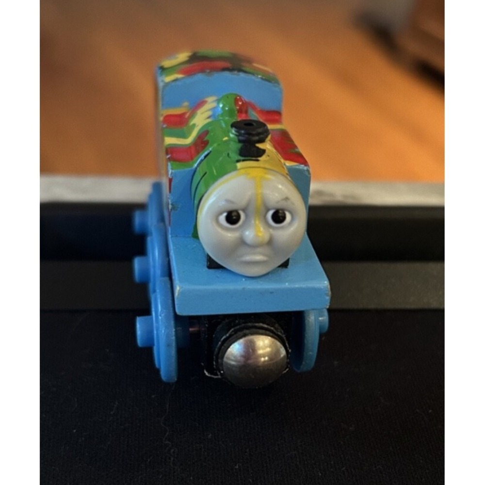 THOMAS & FRIENDS WOODEN RAILWAY PAINT SPLATTERED THOMAS 2012~Y4102